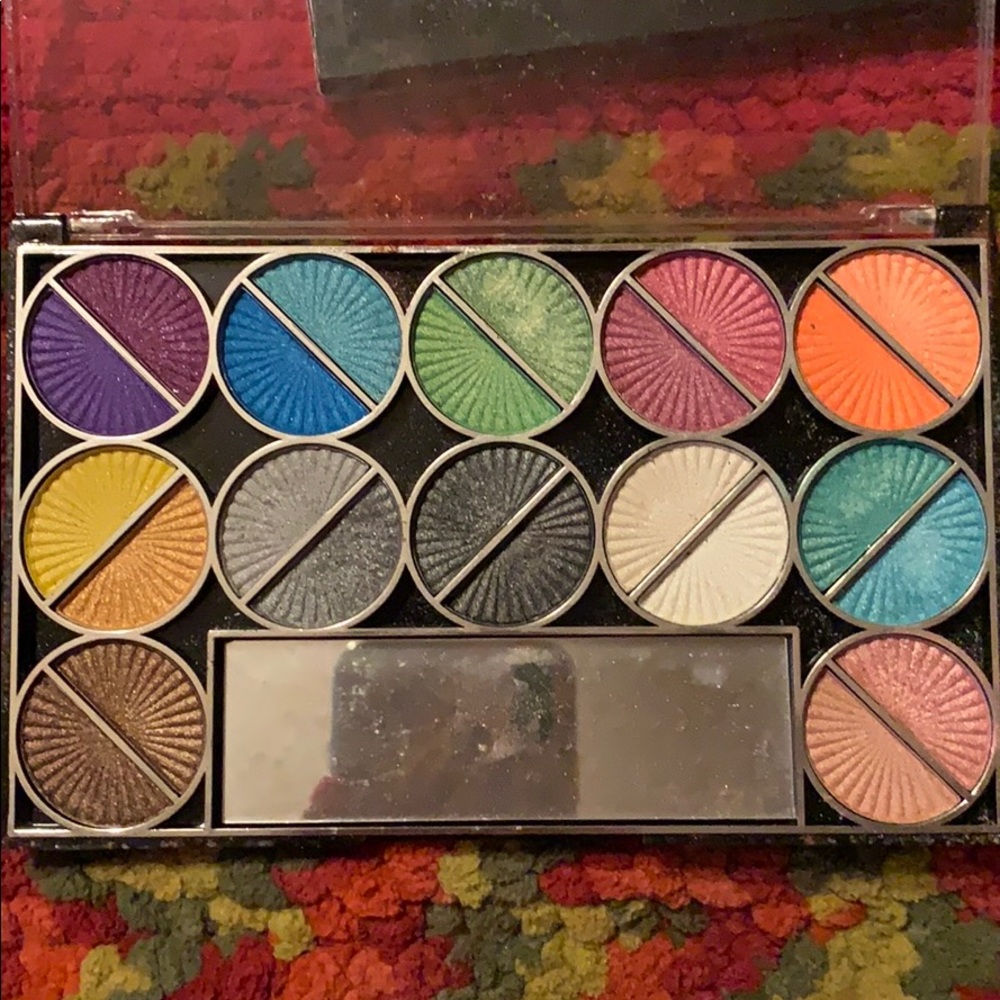 Emori 24 color eye shadow palette